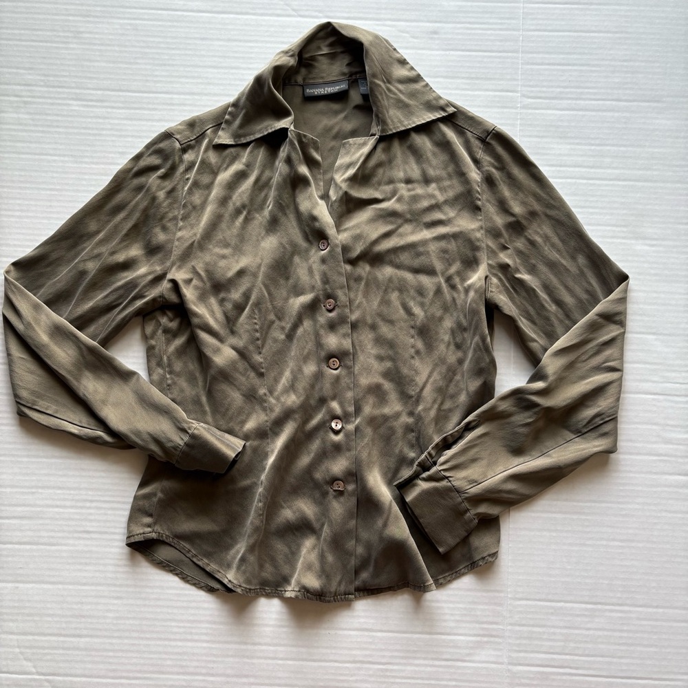 🎉6/$26🎉BANANA REPUBLIC Button Up Shirt
